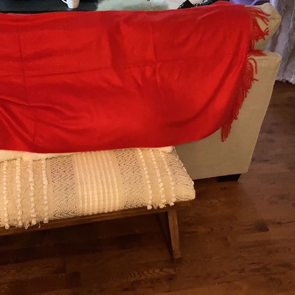 Red extra large shawl Pretty Persuasions - Picture 6 of 8